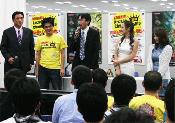 激闘を制したKAC 2011 CHAMPIONが日本プロ麻雀連盟所属プロ雀士3名に果敢に挑み、会場を盛り上げました。<br />戦いの末、白河雪菜プロが勝利を収めました。 